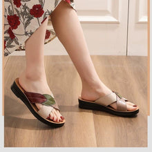 Charger l'image dans la galerie, Sandales à talons compensés et semelle souple, polyvalentes et tendance, style tongs.